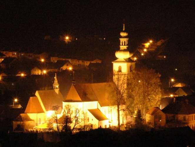 Noční pohled na oba kostely